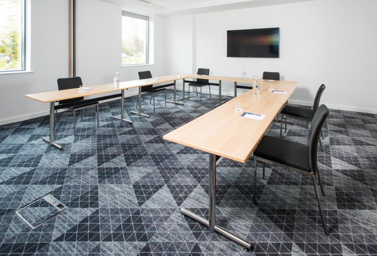 Holiday Inn Express - Bicester By Ihg エクステリア 写真